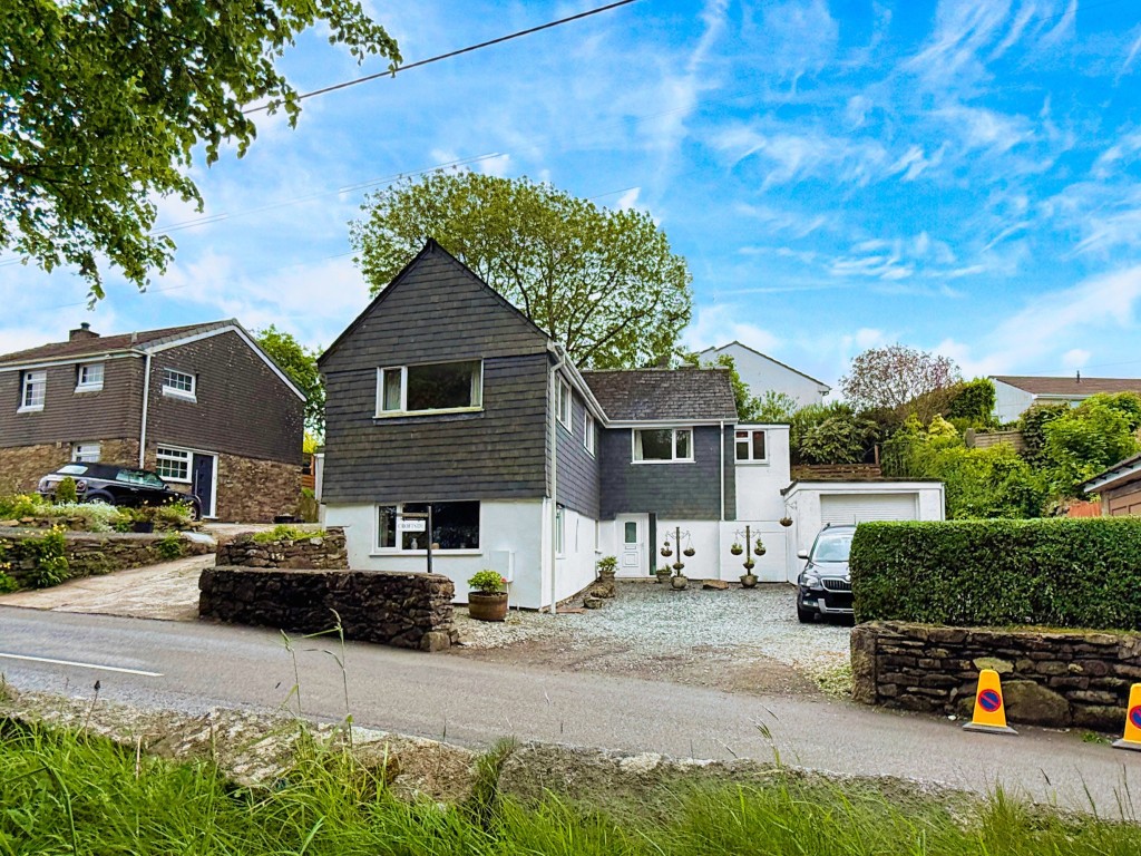 Lot: 205 - FOUR-BEDROOM HOUSE - Front of the property with drive